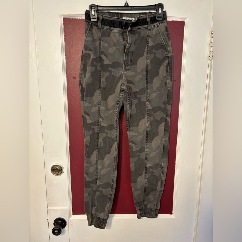 Hollister Camo Jogger in Gray